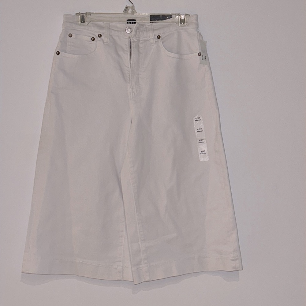 New Gap white high rise shorts culotte . Cropped wide leg. Size 4/27R